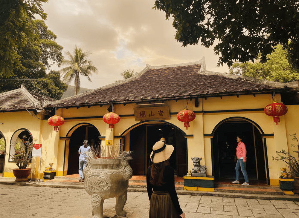 Miếu b&agrave; Phi Yến